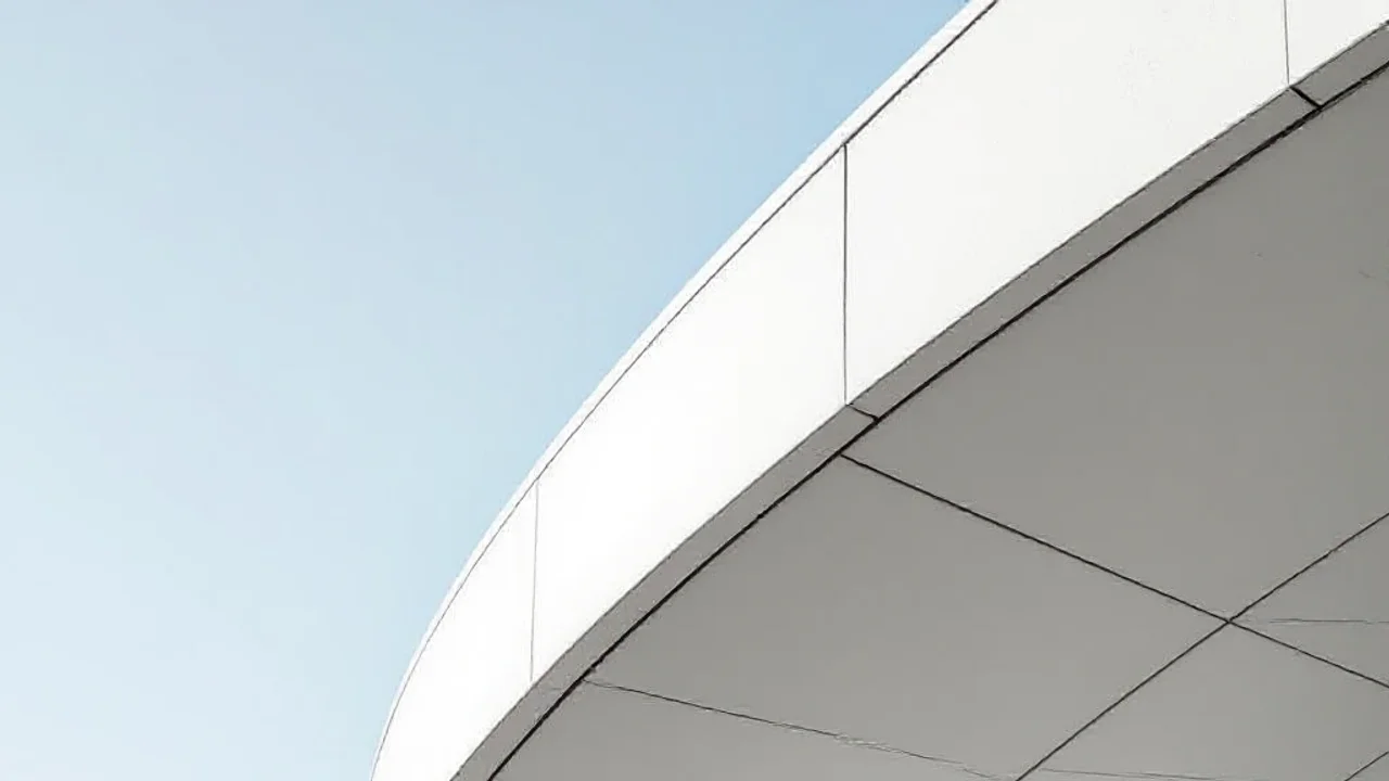 Détail architectural de l’auvent en béton courbé